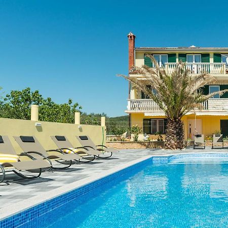 Crowonder Sun&Fun Holiday House With Large Swimming Pool, Playroom And Garden Bibinje Eksteriør billede