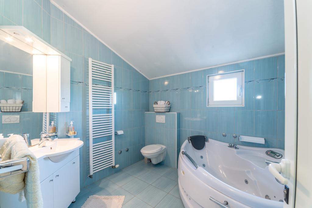 Crowonder Sun&Fun Holiday House With Large Swimming Pool, Playroom And Garden Bibinje Eksteriør billede