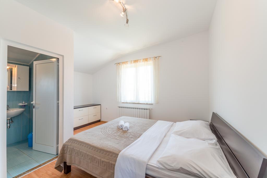 Crowonder Sun&Fun Holiday House With Large Swimming Pool, Playroom And Garden Bibinje Eksteriør billede