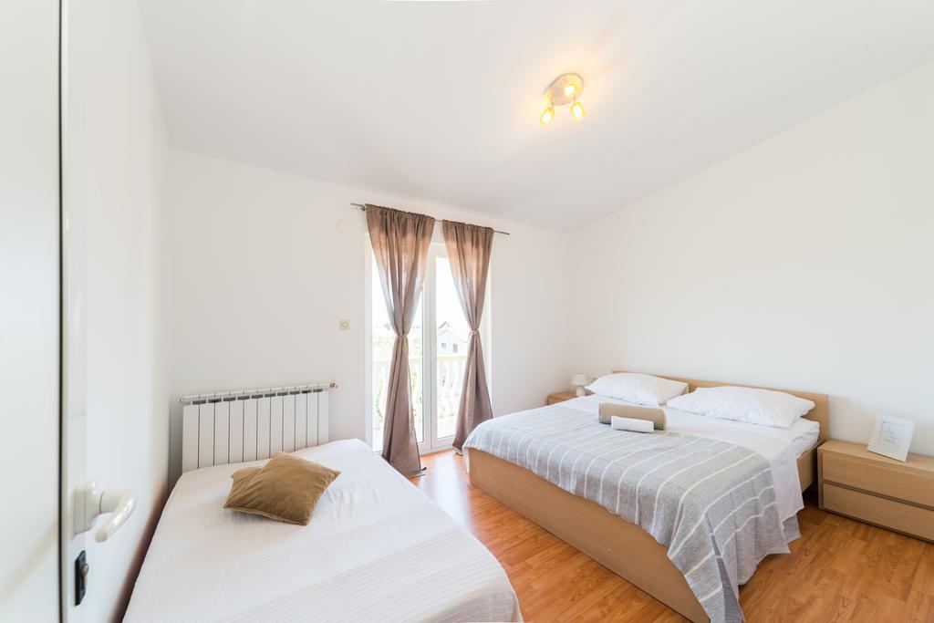 Crowonder Sun&Fun Holiday House With Large Swimming Pool, Playroom And Garden Bibinje Eksteriør billede