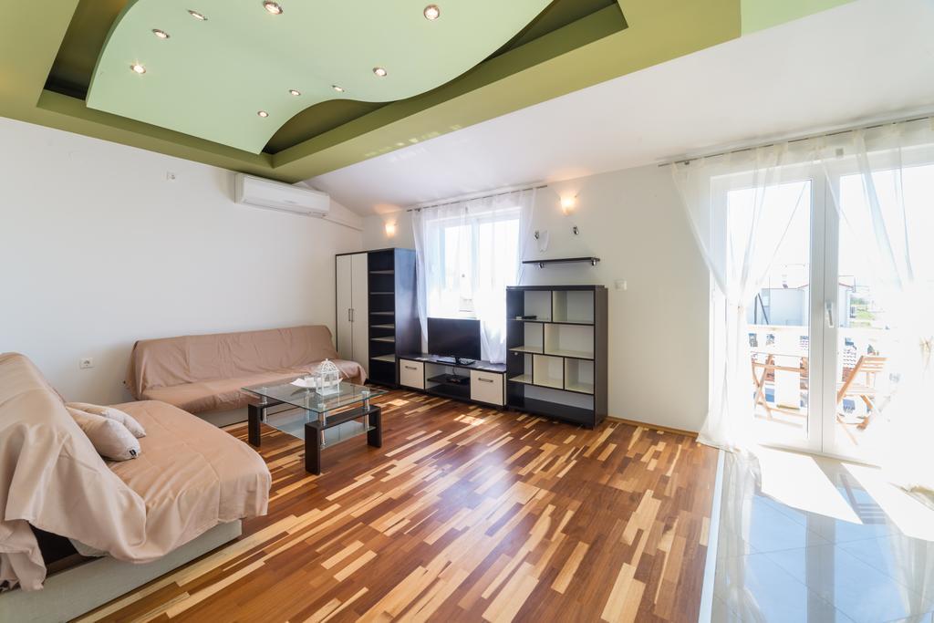 Crowonder Sun&Fun Holiday House With Large Swimming Pool, Playroom And Garden Bibinje Eksteriør billede
