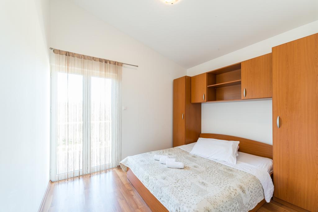Crowonder Sun&Fun Holiday House With Large Swimming Pool, Playroom And Garden Bibinje Eksteriør billede