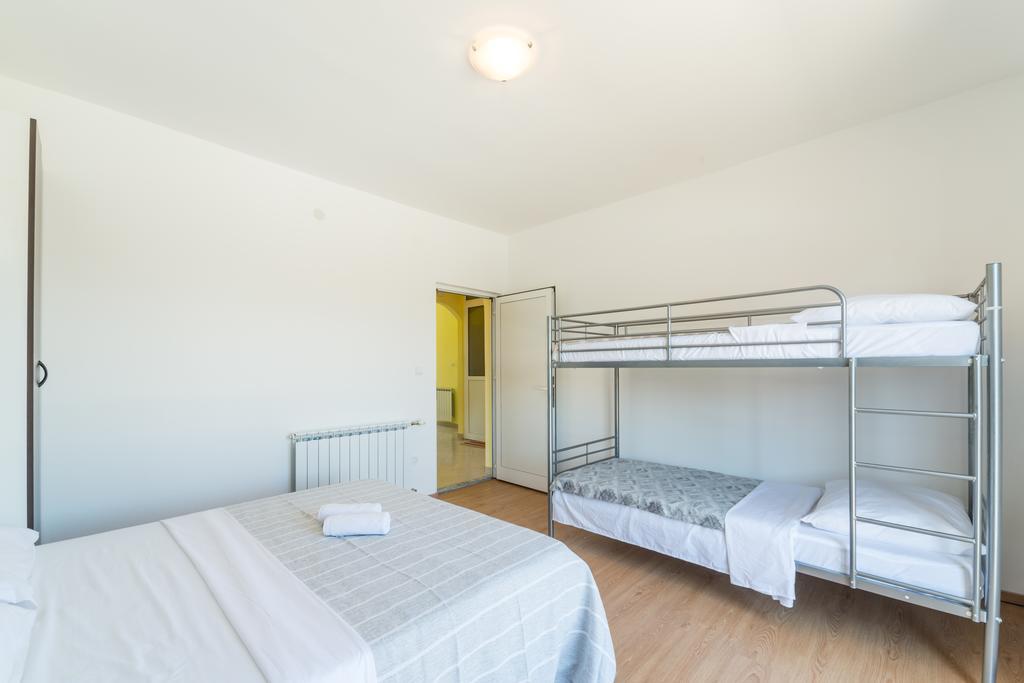 Crowonder Sun&Fun Holiday House With Large Swimming Pool, Playroom And Garden Bibinje Eksteriør billede
