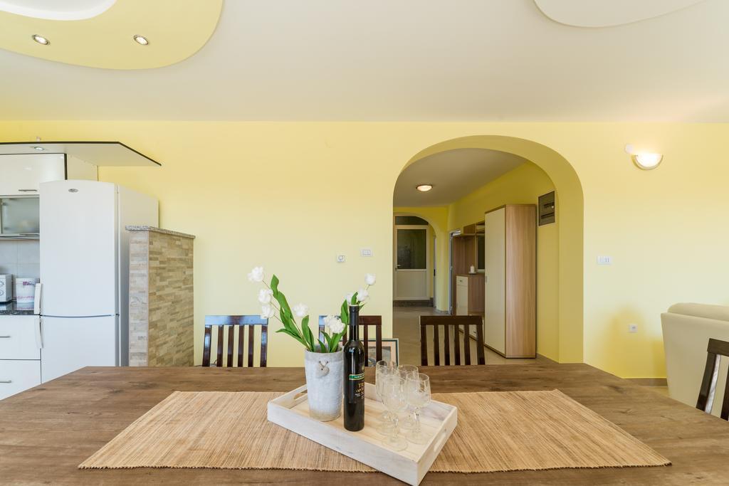 Crowonder Sun&Fun Holiday House With Large Swimming Pool, Playroom And Garden Bibinje Eksteriør billede