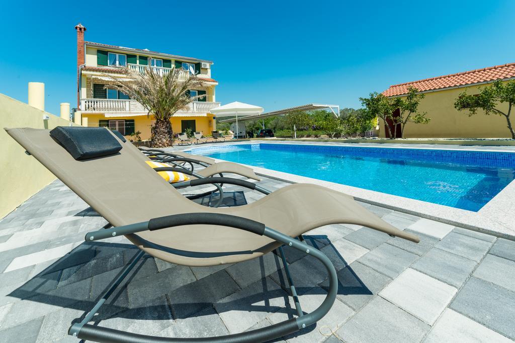 Crowonder Sun&Fun Holiday House With Large Swimming Pool, Playroom And Garden Bibinje Eksteriør billede